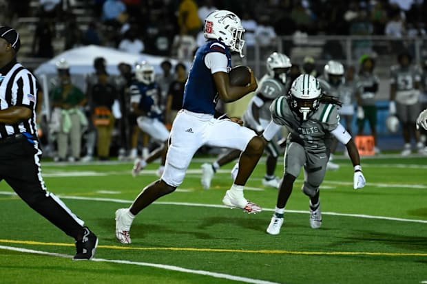 Amari Wallace (2) makes a tackle during a game against Chaminade-Madonna during the 2023 high school football season.